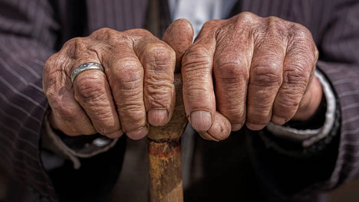 Video: Golpean a hombre de 89 años por no tomarse sus medicinas en un geriátrico en Argentina