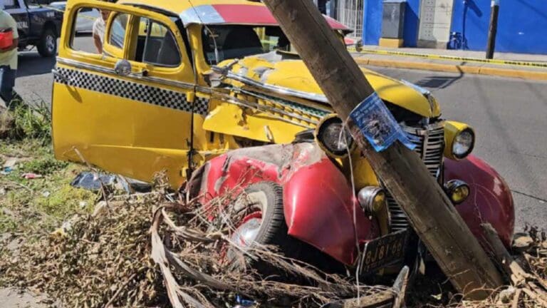 Policía choca contra un auto de colección valuado en más de dos millones de pesos en Guadalajara, Jalisco