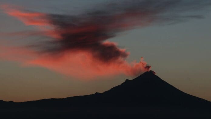 Volcán Popocatépetl lanza 19 exhalaciones en las ultimas horas, según UNAM y Cenapred