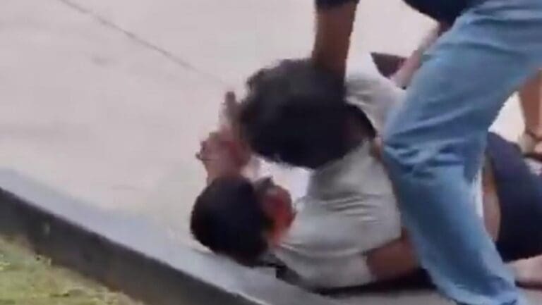 Choferes de la ruta Tulum-Playa del Carmen se agarran a golpes; ya los suspendió Imoveqroo. Otrto penoso show.