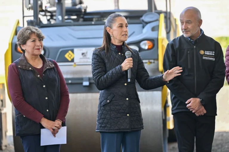 Entregan Claudia Sheinbaum y Delfina Gomez trenes de pavimentación del PIO