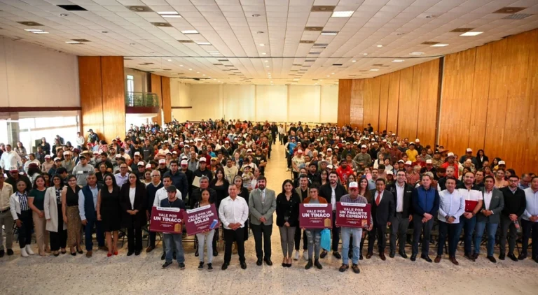 Delfina Gómez da material de construcción a 44 mil mexiquenses