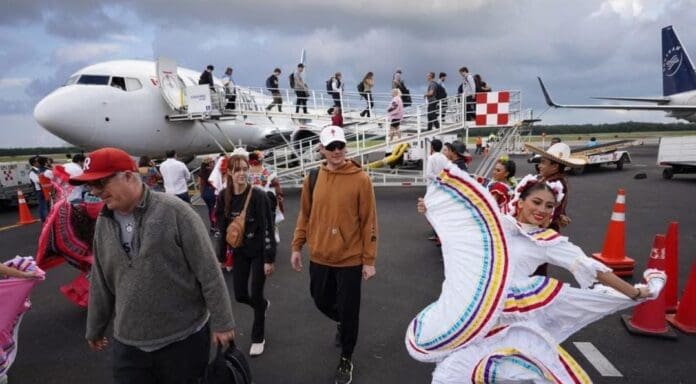 Nuevo vuelo directo desde Canadá impulsa la conectividad aérea y el turismo en Cozumel, subrayó Mara Lezama.