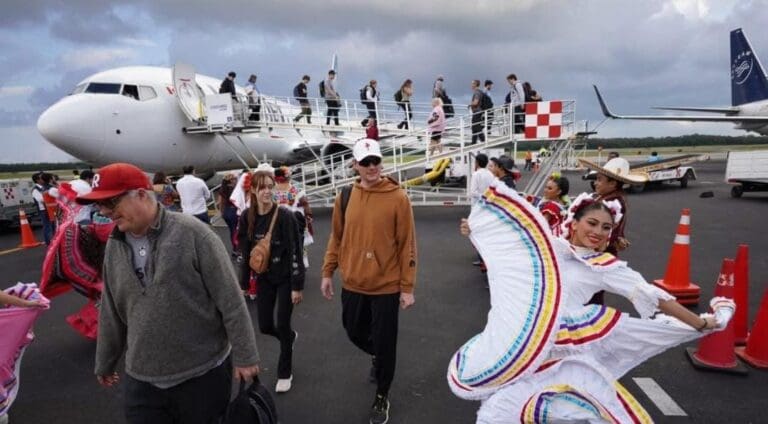 Nuevo vuelo directo desde Canadá impulsa la conectividad aérea y el turismo en Cozumel, subrayó Mara Lezama.