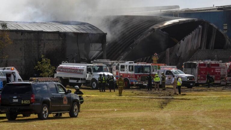Continuan trabajos para recuperar cuerpos de las víctimas a 24 horas del accidente de la avioneta que se desplomó en Toluca