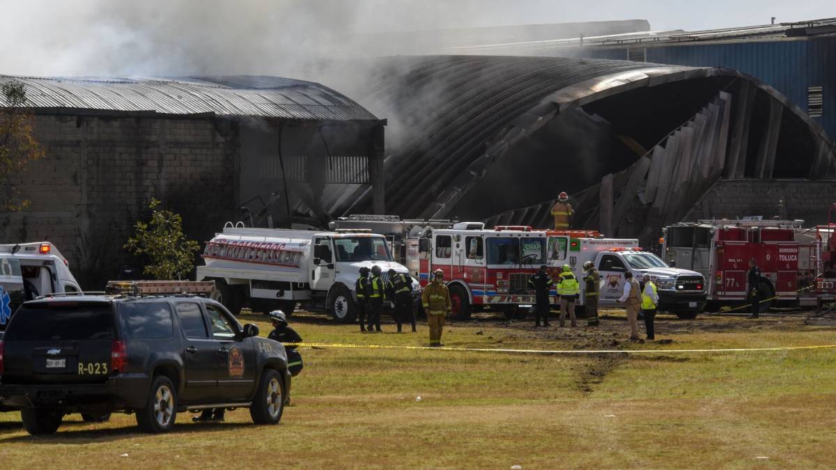 A casi 24 horas del accidente aéreo en Toluca, continúan las labores de recuperación de cuerpos