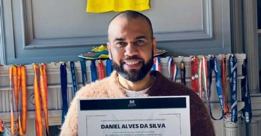 Brasileño Dani Alves planea su regreso al futbol como jugador y dueño de un equipo en Portugal