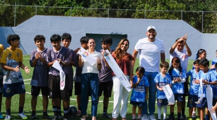 Mara Lezama y Ana Paty Peralta entregan una renovada cancha de pasto sintético en la Región 258 de Cancún.