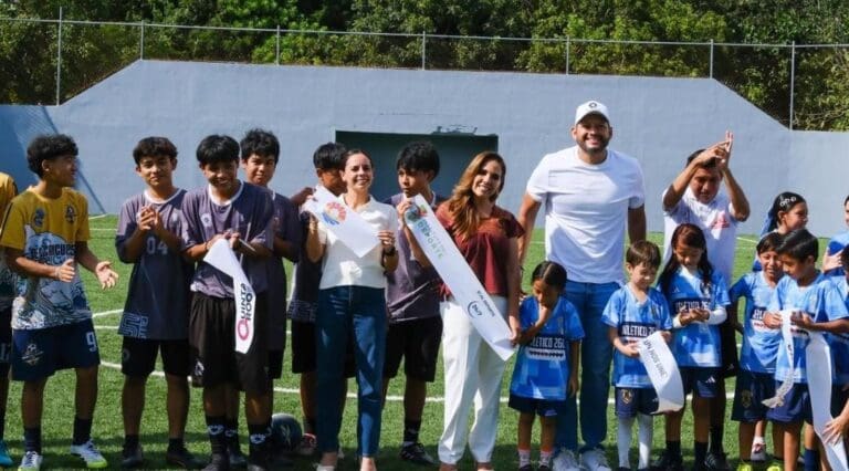 Mara Lezama y Ana Paty Peralta entregan una renovada cancha de pasto sintético en la Región 258 de Cancún.