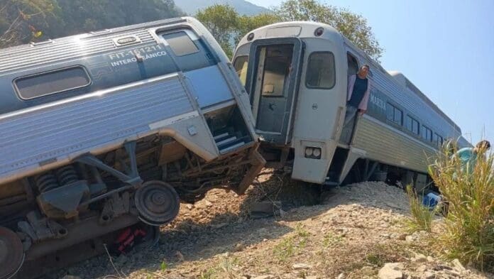 Murieron al menos 13 personas por el descarrilamiento del Tren Interoceánico en Oaxaca. Se invesoga el tema.