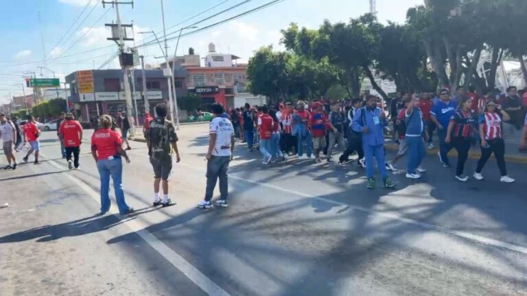 Video: Aficionados de Irapuato y Chivas se enfrentan a golpes afuera del estadio Sergio León Chávez en Guanajuato