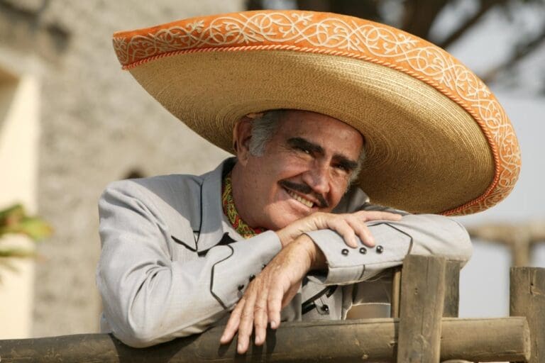 Lanzan disco póstumo de Vicente Fernández; incluye duetos con Christian Nodal y Ángela Aguilar