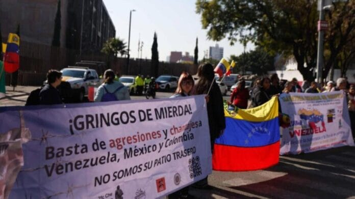 Personas protestan en embajada de Estados Unidos en México tras captura de Nicolás Maduro; exigen su liberación