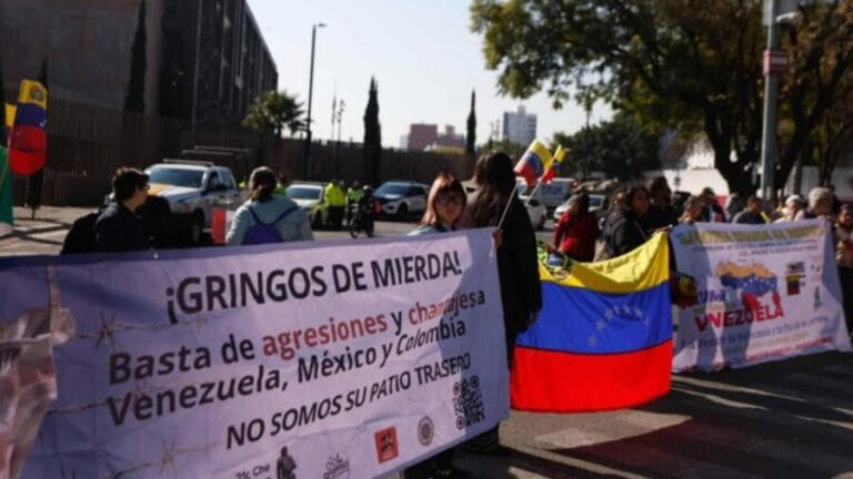 Personas protestan en embajada de Estados Unidos en México tras captura de Nicolás Maduro; exigen su liberación