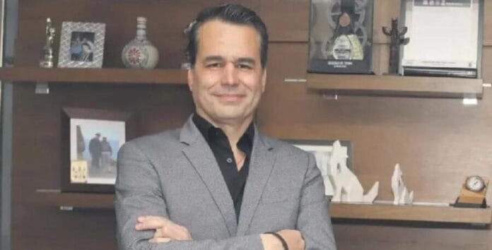 Adrián Corona fue un empresario y presidente de una empresa dedicada a la producción, comercialización y promoción de tequila y mezcal.