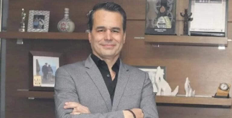 Adrián Corona fue un empresario y presidente de una empresa dedicada a la producción, comercialización y promoción de tequila y mezcal.