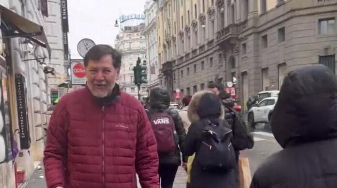 Captan a Fernández Noroña de vacaciones en Roma, Italia. Un ciudadano encaró y grabó al polémico legislador.