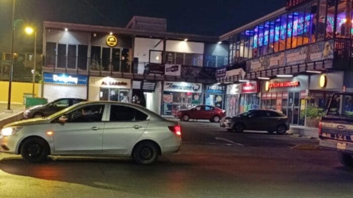 Hombre es golpeado tras intentar salir de un bar sin pagar en Guadalajara, Jalisco