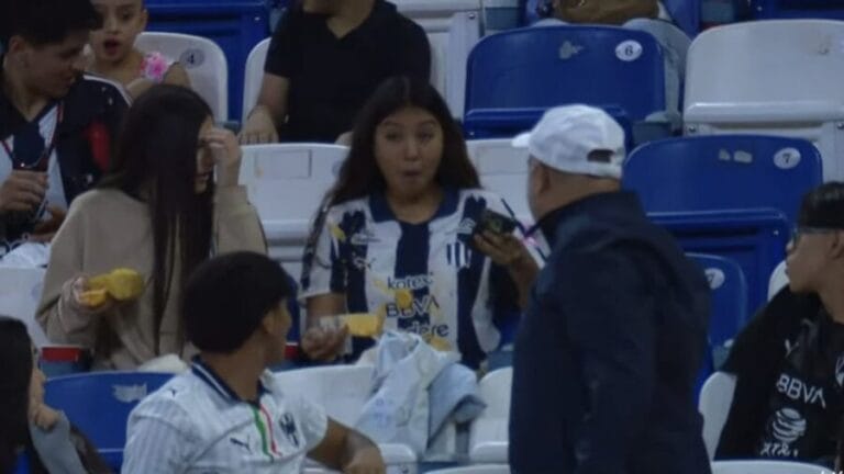 Video: Alejandra Lúa, futbolista de Rayadas de Monterrey le tira los nachos a una aficionada tras un despeje de balón