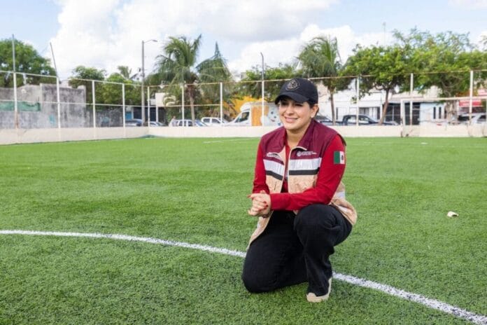 Estefanía Mercado impulsa rehabilitación histórica de canchas con pasto sintético en Playa del Carmen