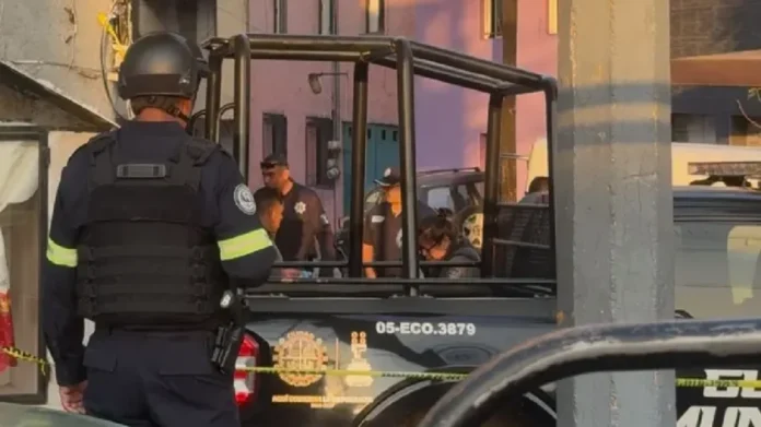 Arrojan cadáver desde una motocicleta en Naucalpan, Edomex