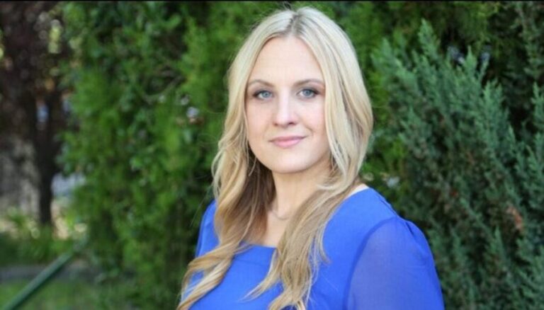 Protestan en los Estados Unidos por el asesinato de una mujer a manos de ICE; era poeta y madre de tres niños.