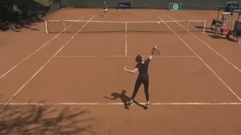 Mujer de Egipto compite en torneo profesional de tenis sin saber jugar en Kenia