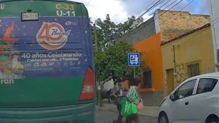 Video: Joven en scooter atropella a adulta mayor que descendía de un camión en Jalisco