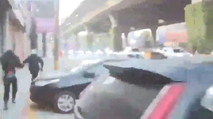 Video: Policía de Tránsito huye de reportera tras ser sorprendido extorsionando a un conductor en Naucalpan, Edomex