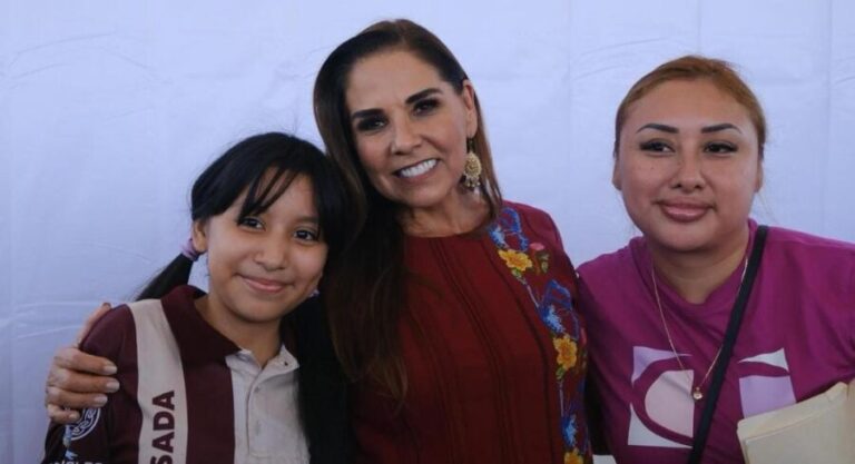 En fortalecimiento al derecho a la educación, Mara Lezama entrega 374 tarjetas de la beca “Rita Cetina” en Cancún.