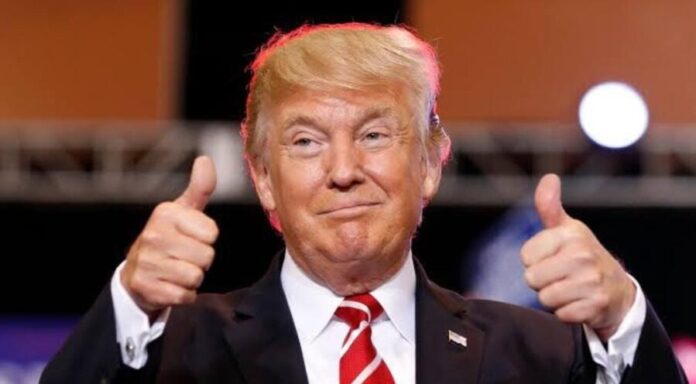 Estados Unidos decidirá qué petroleras operarán en Venezuela, dice Donald Trump en reunión con empresarios.