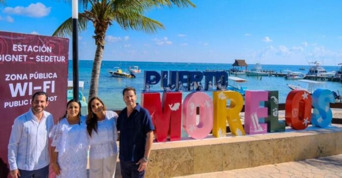 Inaugura Mara Lezama módulos de internet público de alta velocidad en Puerto Morelos. La gente disfruta del servicio.