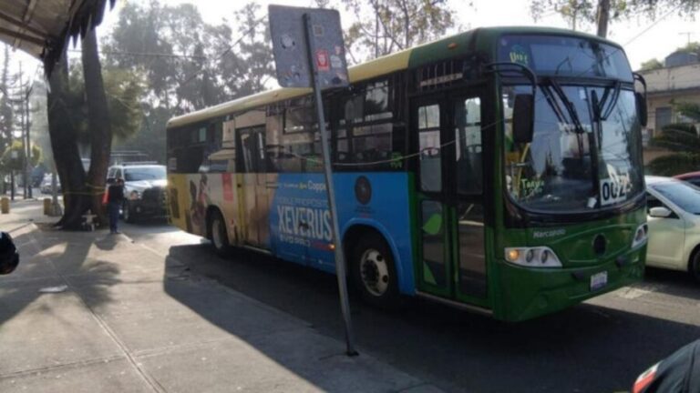 Muere motociclista tras impactar con un camión y ser arrollado por otro en CDMX