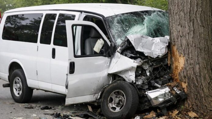 Mueren 11 personas tras choque de camioneta conducida por un niño en Bolivia