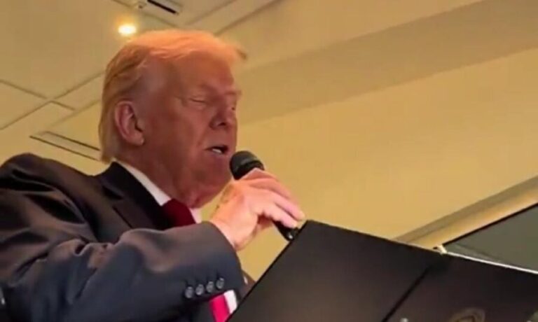 El Tratado entre Estados Unidos, México y Canadá (T-MEC) es "irrelevante", afirmó este martes el presidente Donald Trump.