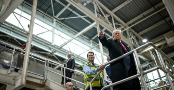 Donald Trump hace seña obscena a trabajador de Ford que lo llamó pedófilo. Todo el incidente quedó grabado.