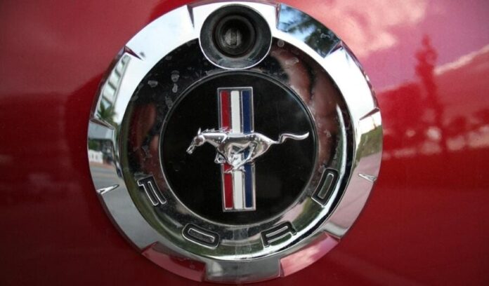 Suspende Ford al empleado que llamó 