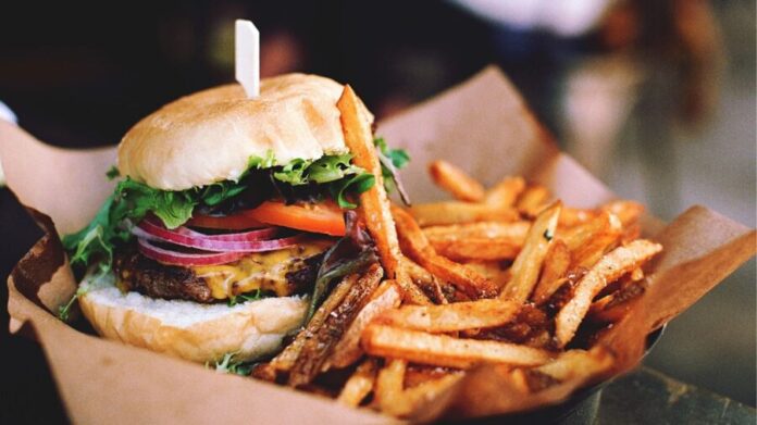 Hombre apuñala a tres personas tras negarse a pagar una hamburguesa en Cochabamba, Bolivia