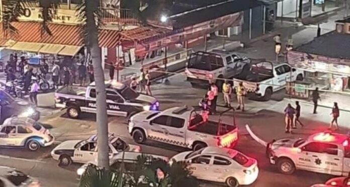 Ejecutan a dos sujetos frente a los turistas en la costera Miguel Alemán en el puerto de Acapulco, Guerrero.