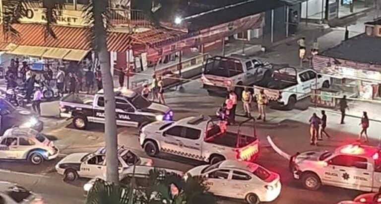 Ejecutan a dos sujetos frente a los turistas en la costera Miguel Alemán en el puerto de Acapulco, Guerrero.