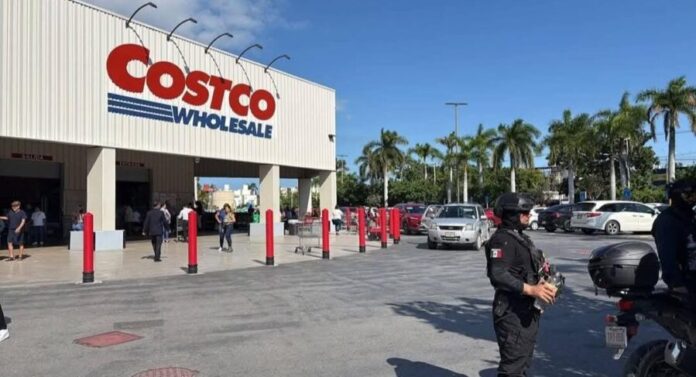 Ciudadana denuncia que fue asaltada a plena luz del día en el estacionamiento del Costco en Cancún. Lamentable.