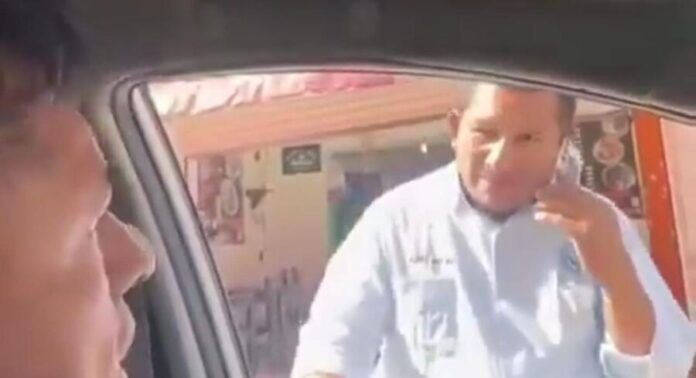 Taxista agrede a conductor en plena Quinta Avenida de Playa del Carmen. Sí, una vez más aparece la violencia.