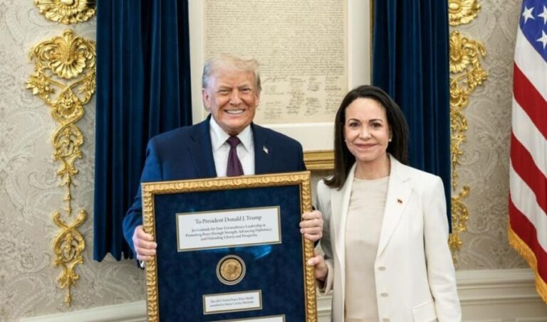 Venezolana María Corina Machado entrega su Premio Nobel de la Paz a Donald Trump. Ni siquiera se tomó la foto.