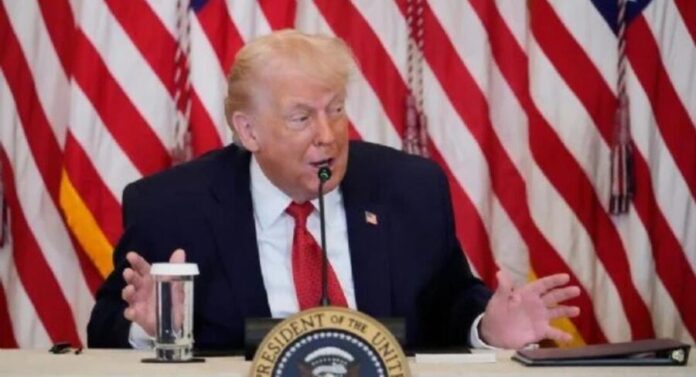 Amaga Donald Trump con imponer nuevos aranceles a los países que no apoyen que tome el control de Groenlandia.