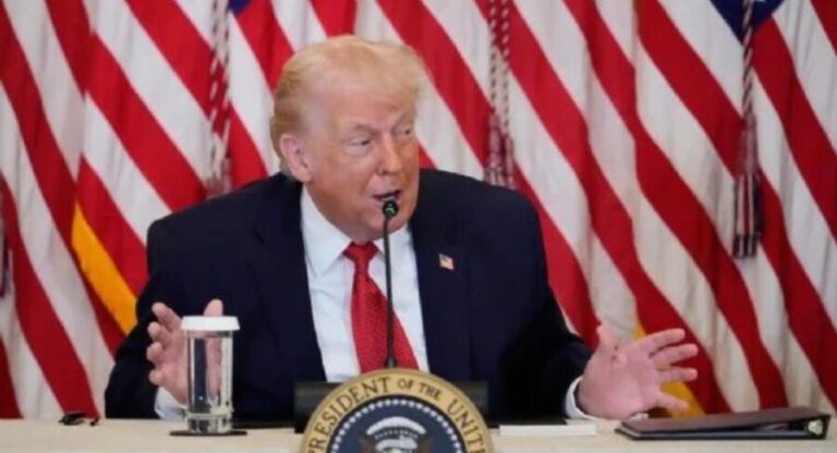 Amaga Donald Trump con imponer nuevos aranceles a los países que no apoyen que tome el control de Groenlandia.