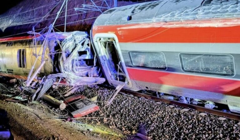 Descarrilamiento de dos trenes deja 10 muertos y decenas de heridos en España