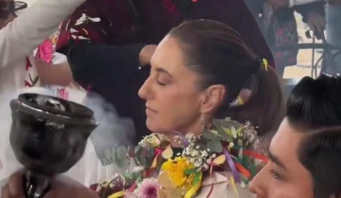 Comunidades indígenas entregan bastón de mando a Claudia Sheinbaum en Guanajuato. Son representantes de pueblos Chichimeca y Otomí