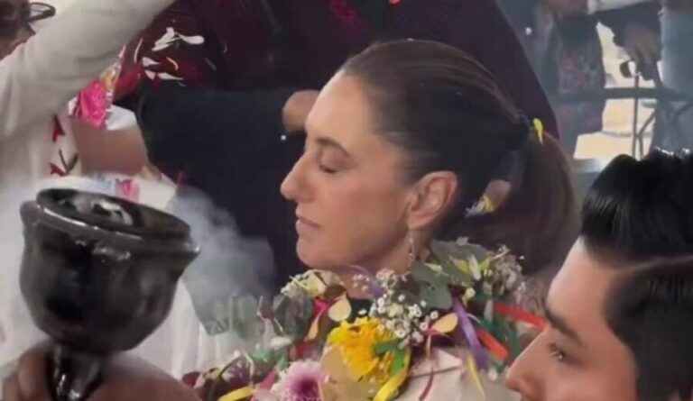 Comunidades indígenas entregan bastón de mando a Claudia Sheinbaum en Guanajuato. Son representantes de pueblos Chichimeca y Otomí