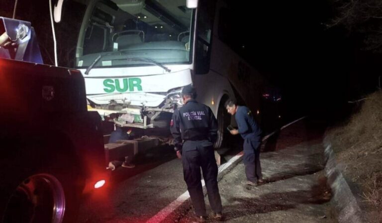 Conductor de camioneta pierde el control y choca contra un autobús en Oaxaca; mueren dos mujeres