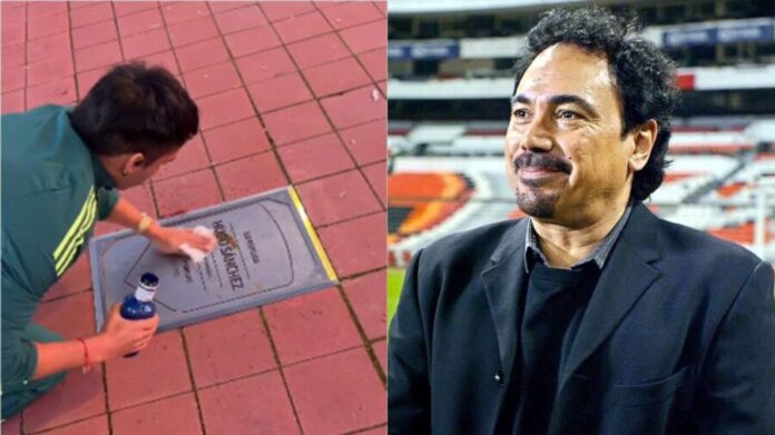 Video: Mexicano limpia la placa de Hugo Sánchez que fue vandalizada en el estadio del Atlético de Madrid